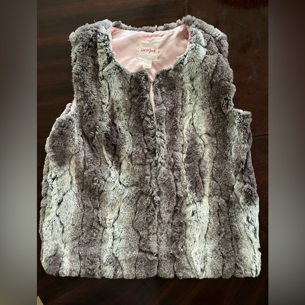 Cat & Jack faux fur super soft vest in Size XL (14/16). Multi color grays.